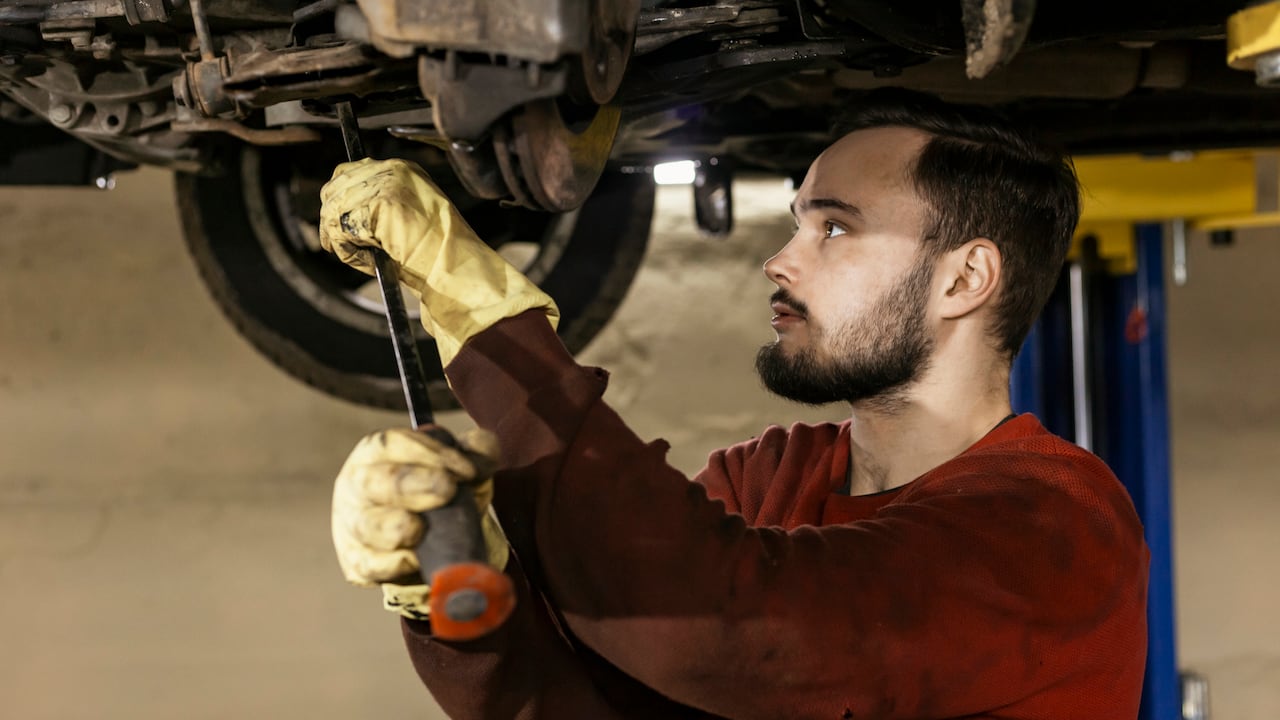 Detectar fallos en la suspensión a tiempo puede marcar la diferencia entre un viaje suave y uno lleno de sobresaltos.