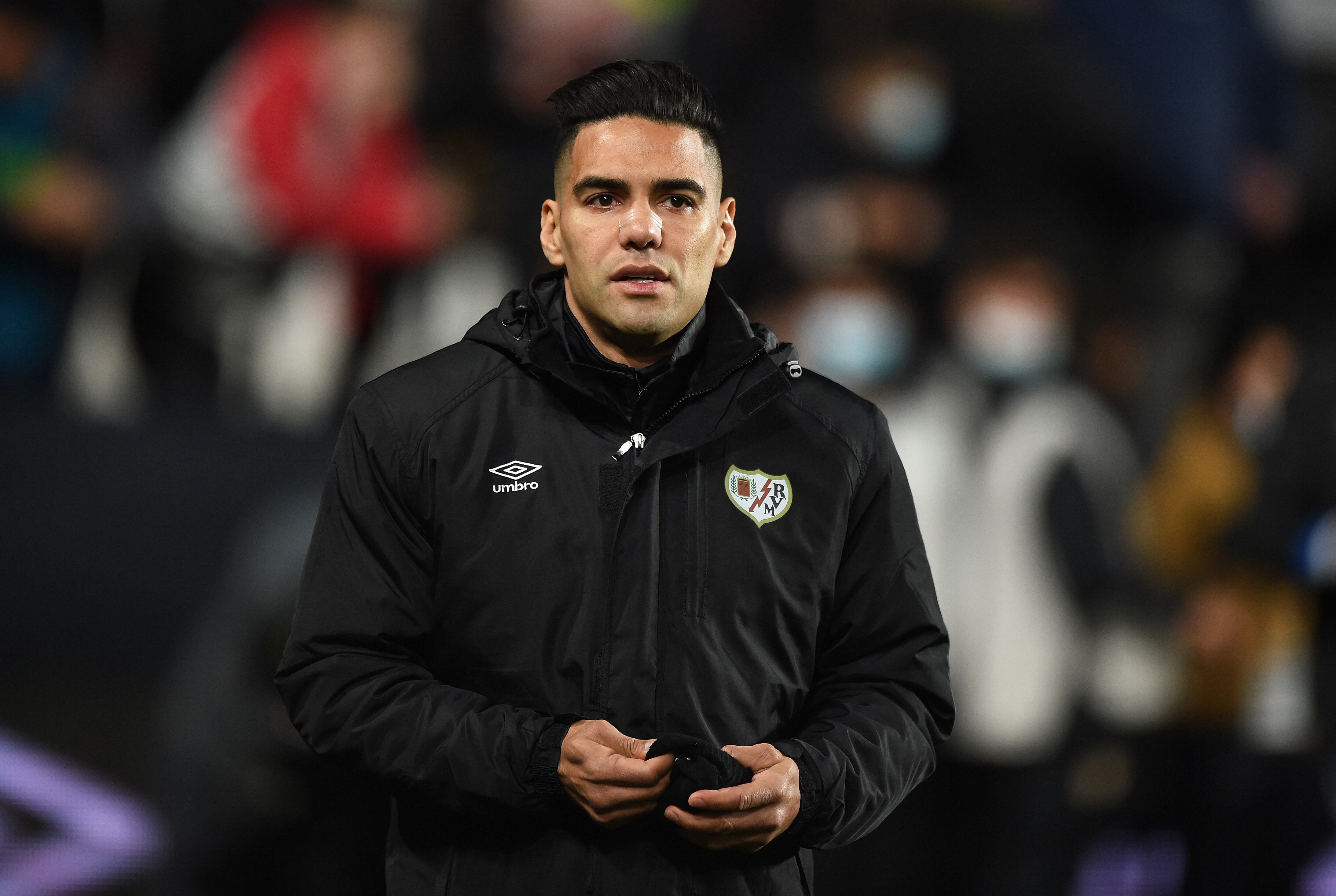 MADRID, ESPAÑA - 22 DE NOVIEMBRE: Radamel Falcao del Rayo Vallecano mira antes del inicio del partido de La Liga Santander entre Rayo Vallecano y RCD Mallorca en el Campo de Fútbol de Vallecas el 22 de noviembre de 2021 en Madrid, España. (Foto de Denis Doyle / Getty Images)