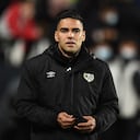 MADRID, ESPAÑA - 22 DE NOVIEMBRE: Radamel Falcao del Rayo Vallecano mira antes del inicio del partido de La Liga Santander entre Rayo Vallecano y RCD Mallorca en el Campo de Fútbol de Vallecas el 22 de noviembre de 2021 en Madrid, España. (Foto de Denis Doyle / Getty Images)