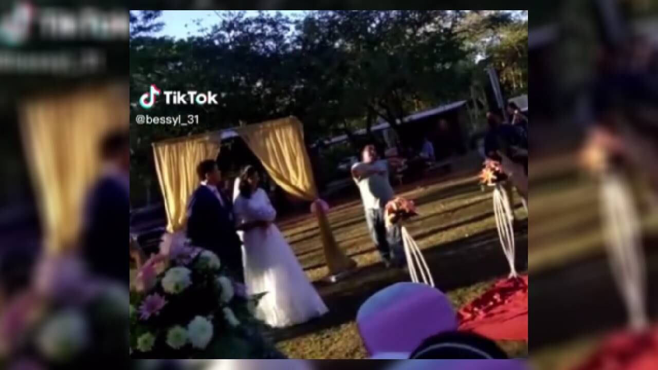 Papá interrumpió la boda de su supuesto yerno.