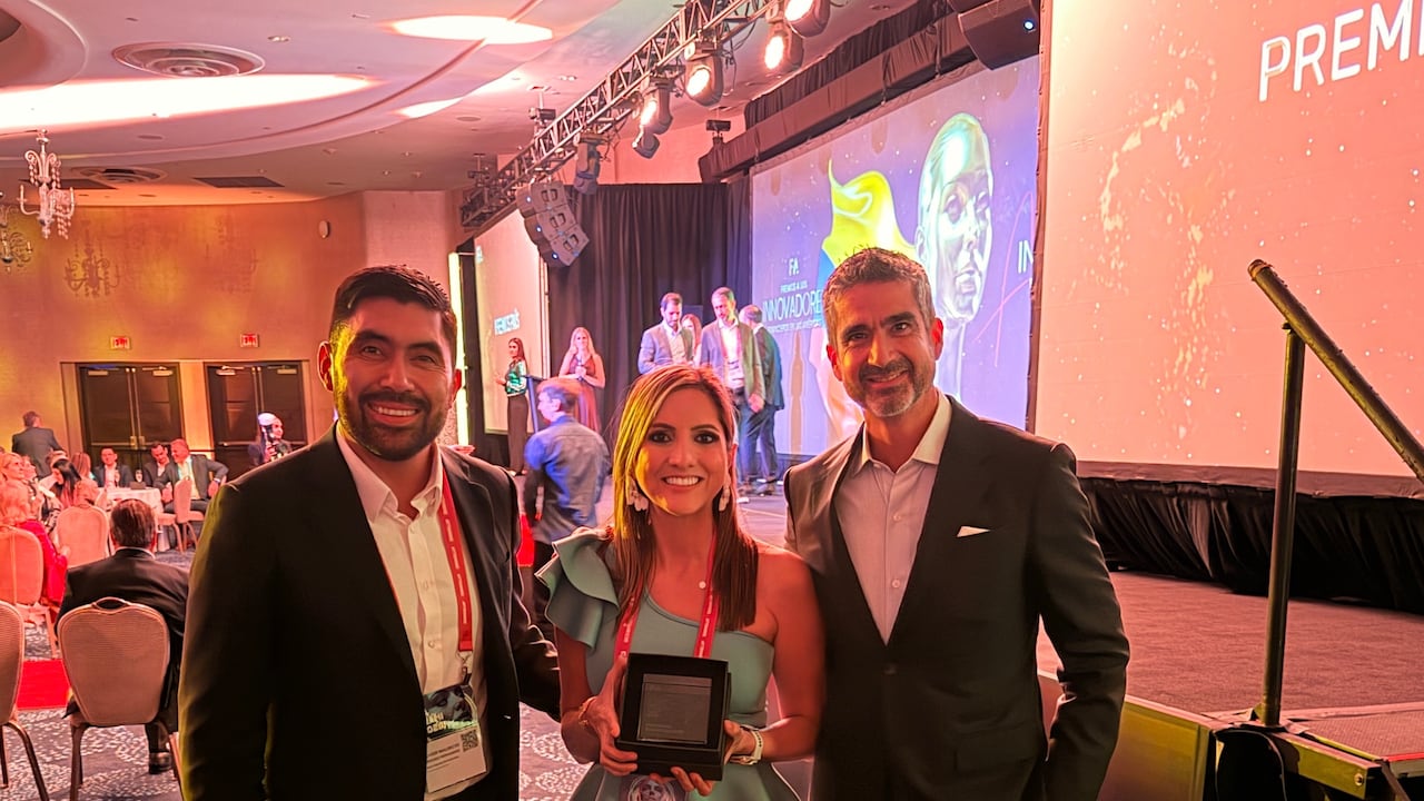 Hernando Chica Zuccardi, presidente del Banco Agrario, junto a su equipo recibiendo el Premio Platino de FinTech Americas 2026.