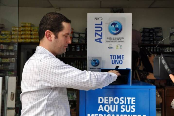 En varias ciudades del país, entre ellas Cali, existen diferentes puntos instalados por la organización Punto Azul para depositar los medicamentos vencidos.