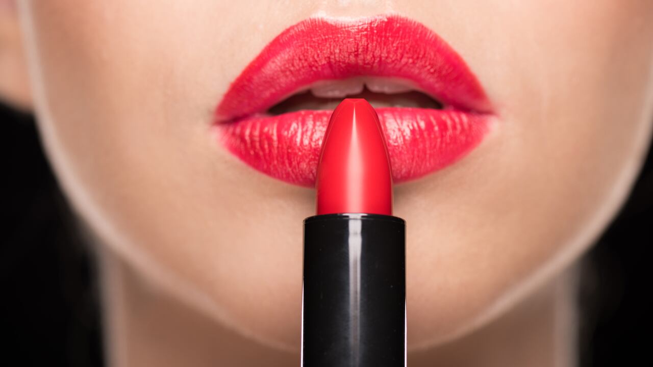 Los tonos de labial que hace que los dientes se vean más blancos.