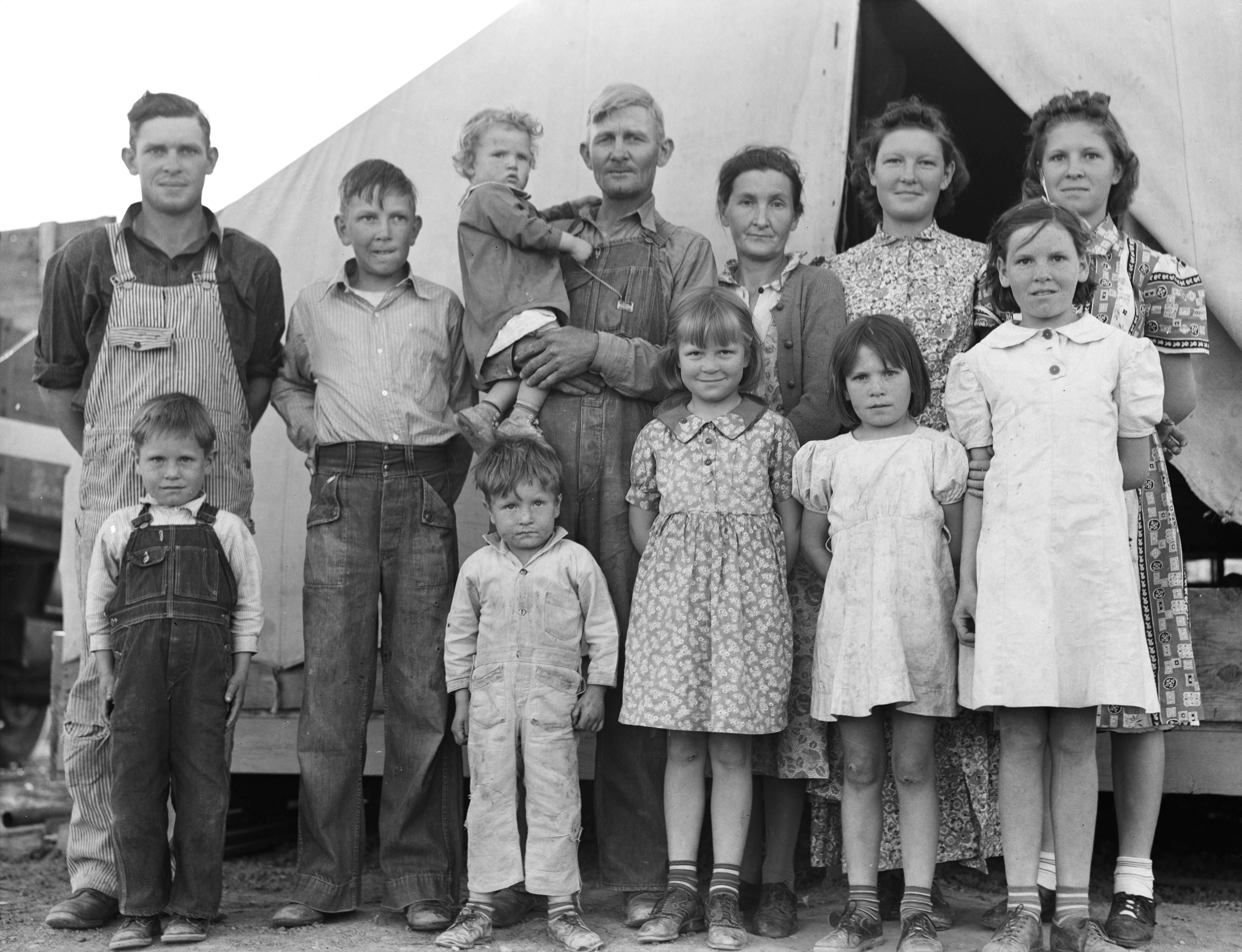 Fotografía de Dorothea Lange en la que se muestra a una familia originaria de Oklahoma, residente en ese momento en el campamento de trabajadores migrantes de la Administración de Seguridad Agrícola (FSA) en California, durante la Gran Depresión. Library of Congress's Prints and Photographs division