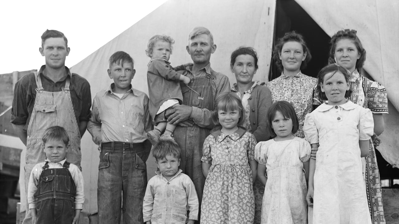 Fotografía de Dorothea Lange en la que se muestra a una familia originaria de Oklahoma, residente en ese momento en el campamento de trabajadores migrantes de la Administración de Seguridad Agrícola (FSA) en California, durante la Gran Depresión.