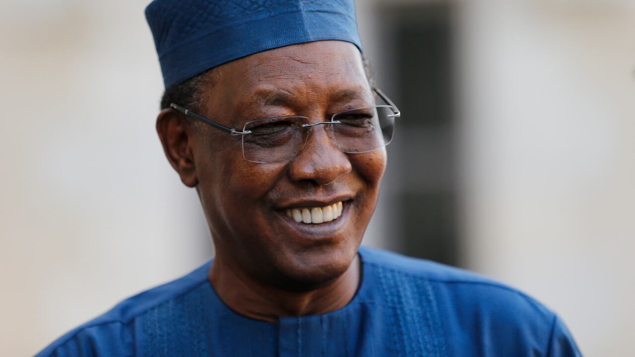 Muere el presidente de Chad tras un combate contra rebeldes (Photo by REGIS DUVIGNAU / POOL / AFP)