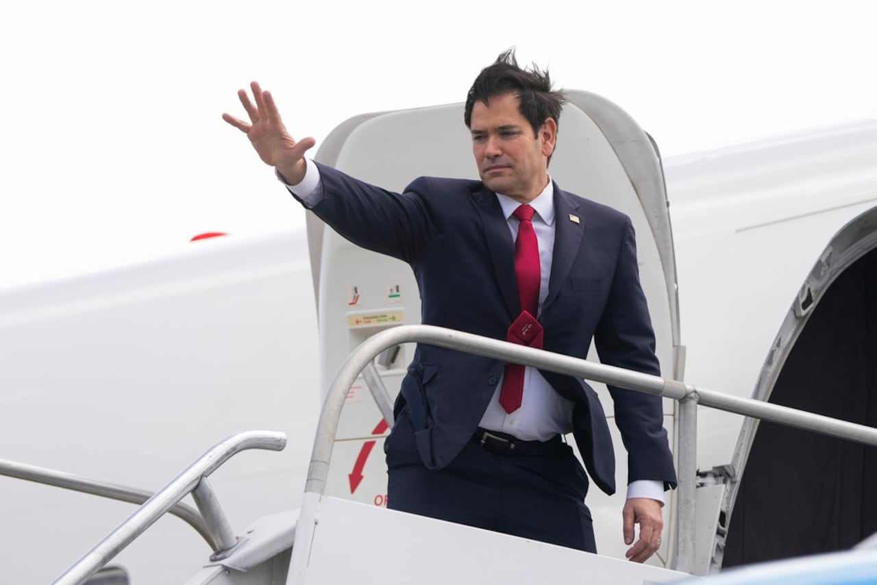 El secretario de Estado de Estados Unidos, Marco Rubio, se despide al abordar un avión en el Aeropuerto Internacional Juan Santamaría, cerca de San José, Costa Rica, el martes 4 de febrero de 2025, en dirección a Guatemala. (AP Foto/Mark Schiefelbein, Pool)