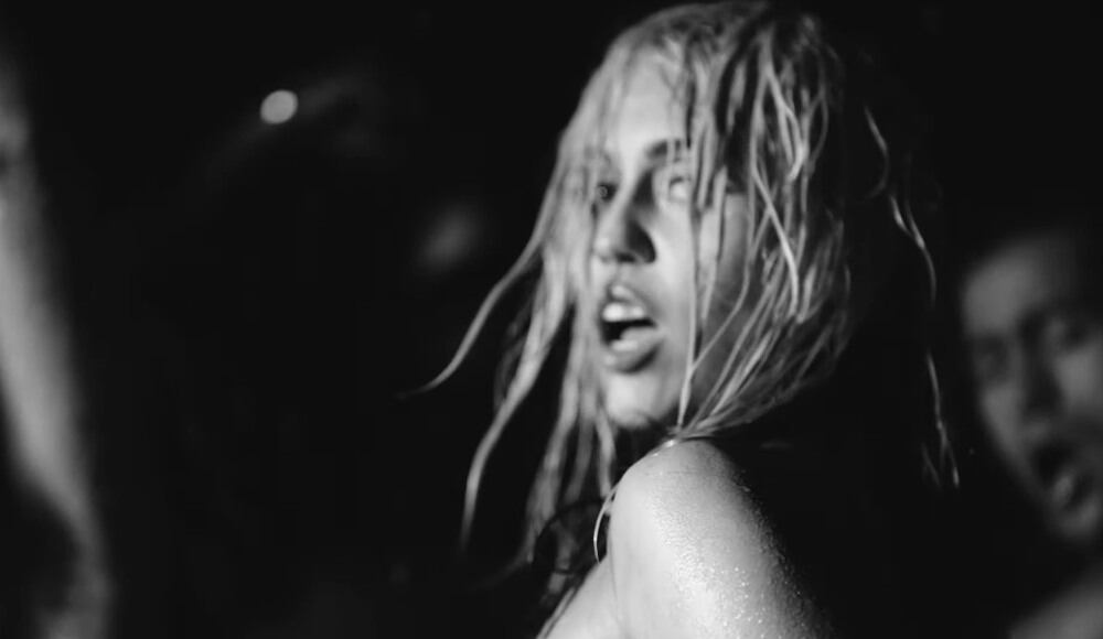 La artista internacional causó furor con el estreno de Endless Summer Vacation.