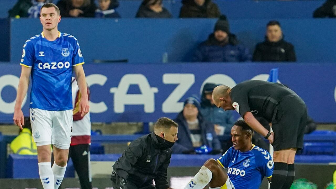 Yerry Mina del Everton recibe asistencia médica durante el partido de la Premier League entre el Everton y el Arsenal en Goodison Park