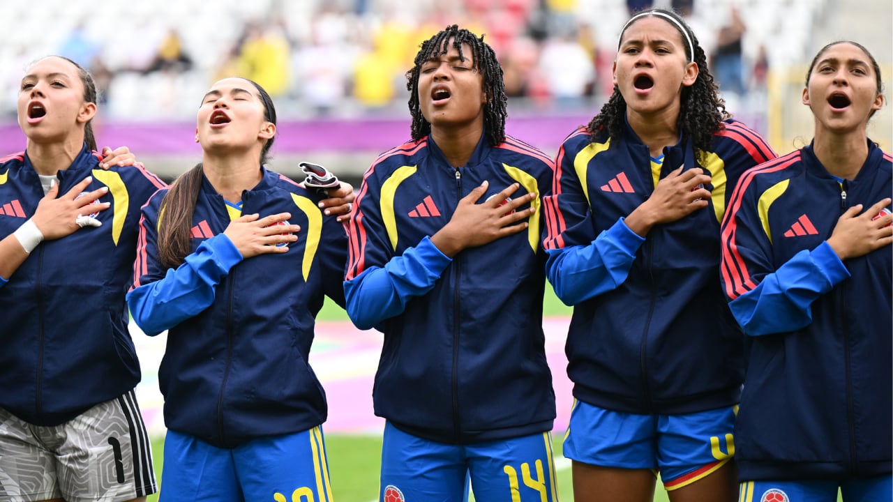 Jugadoras de la Selección Colombia femenina sub-20 entonando el himno nacional contra Corea del Norte.