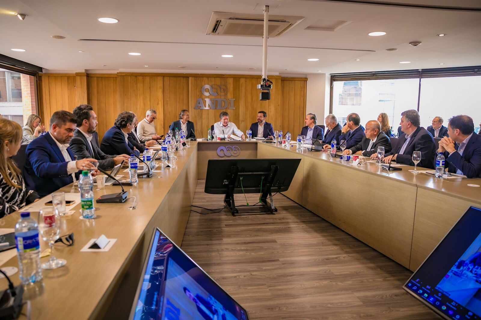 Carlos Fernando Galán reunido con empresarios