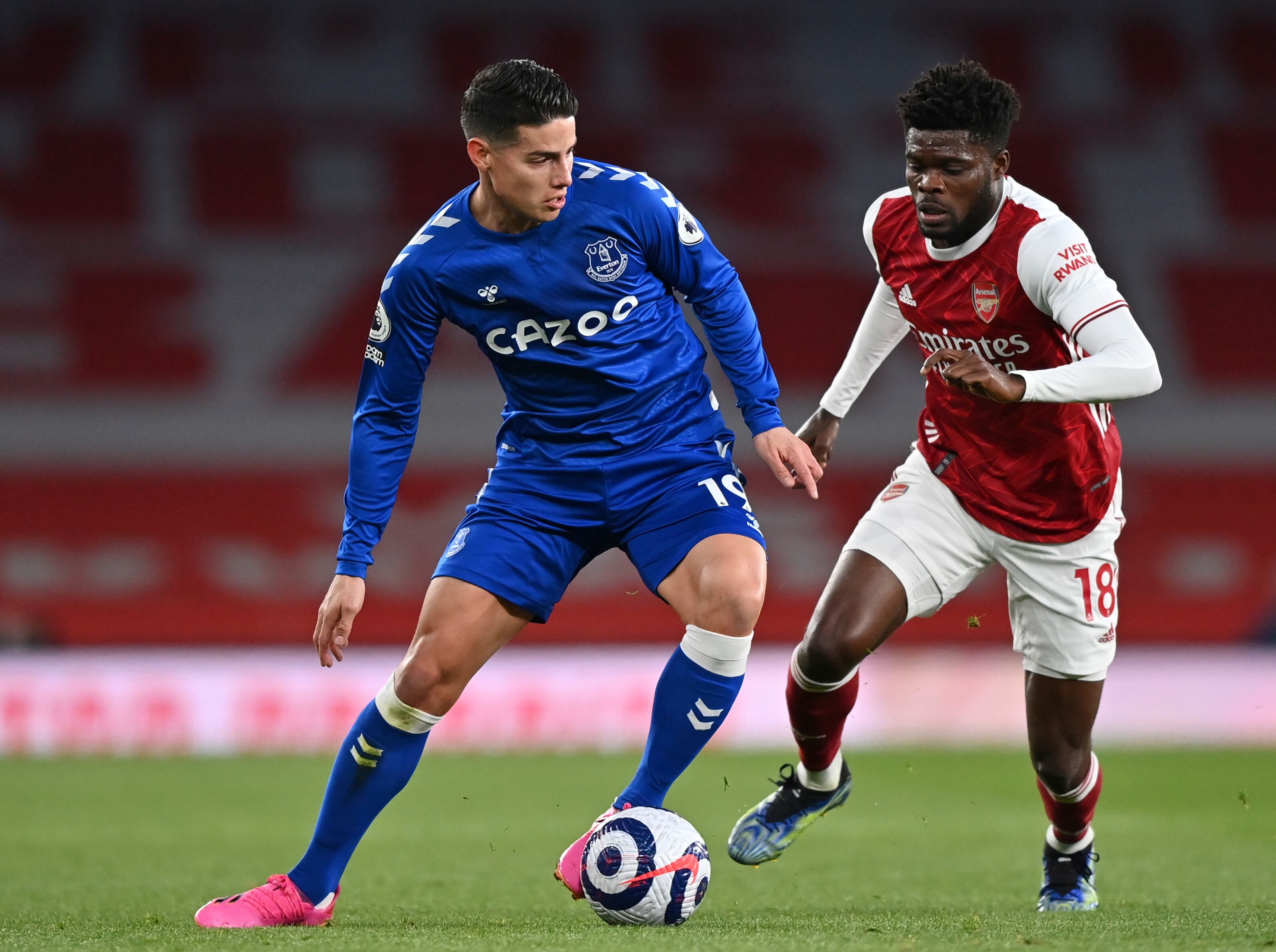James Rodríguez, del Everton, durante el partido de fútbol de la Premier League inglesa entre el Arsenal y el Everton en el estadio Emirates de Londres, el viernes 23 de abril de 2021 (Justin Setterfield / Pool vía AP).