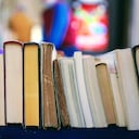 Los libros de segunda mano están siendo un filón para las empresas de inteligencia artificial. Tom Hermans / Unsplash