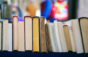 Los libros de segunda mano están siendo un filón para las empresas de inteligencia artificial. Tom Hermans / Unsplash