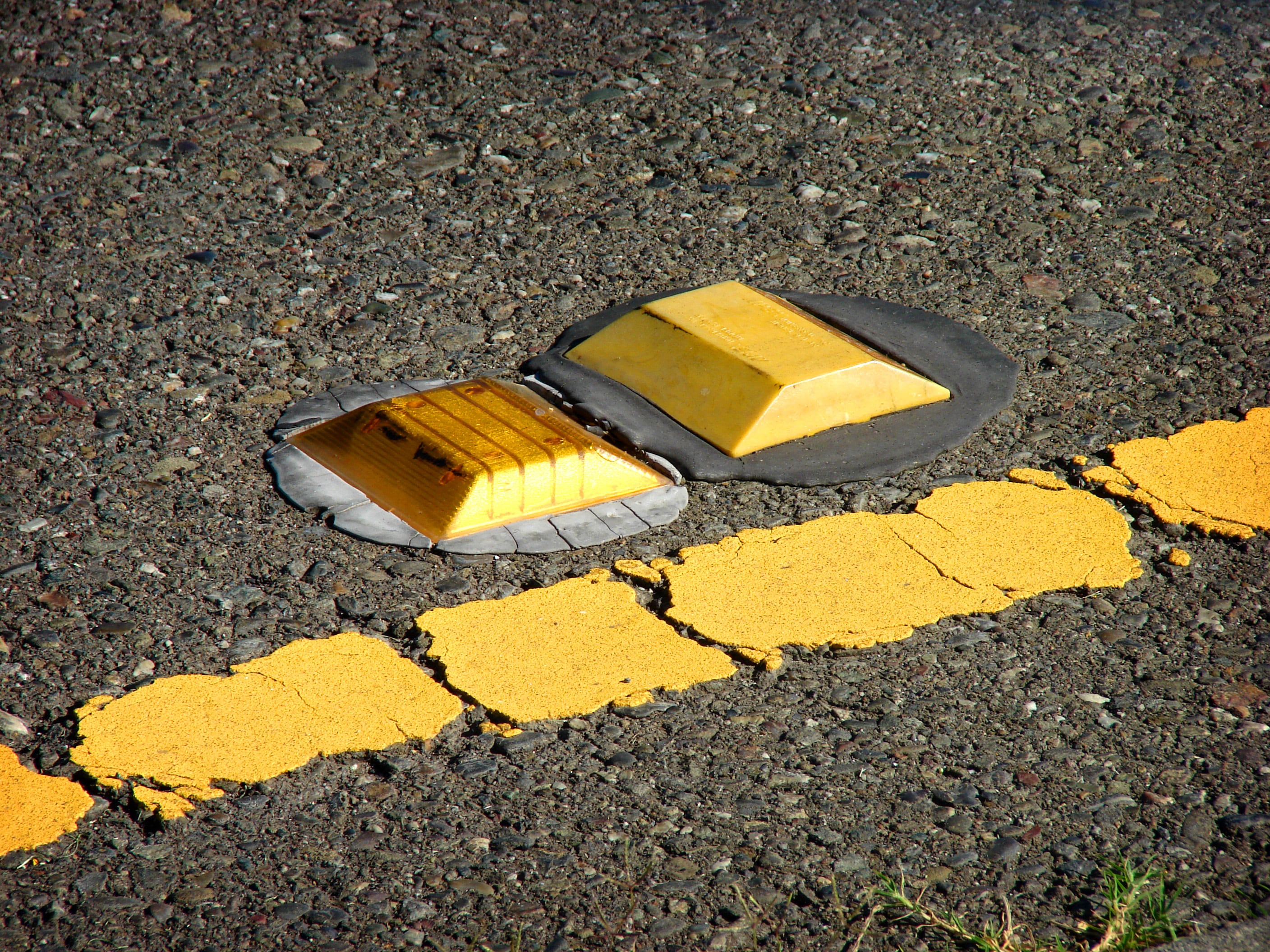 Los 'ojos de gato' sirven para guiar al conductor en la noche o en condiciones climáticas adversas.