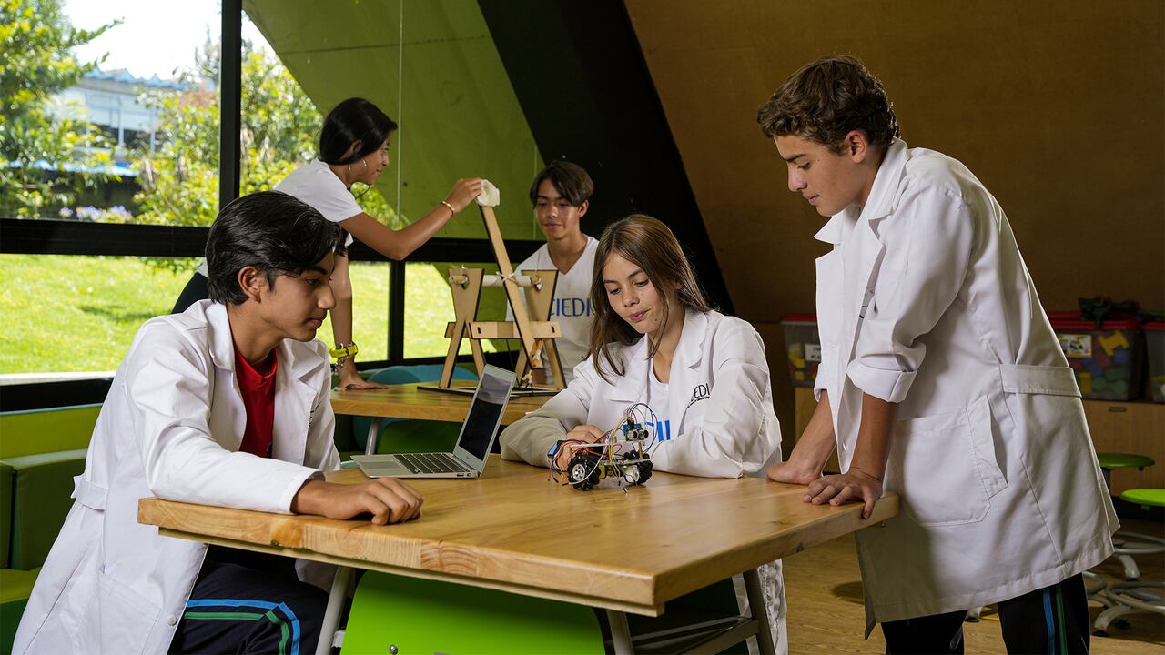 Con el enfoque i-STEM, que se aplica en diferentes grados, la institución busca crear aprendizajes aplicables a problemáticas reales.
