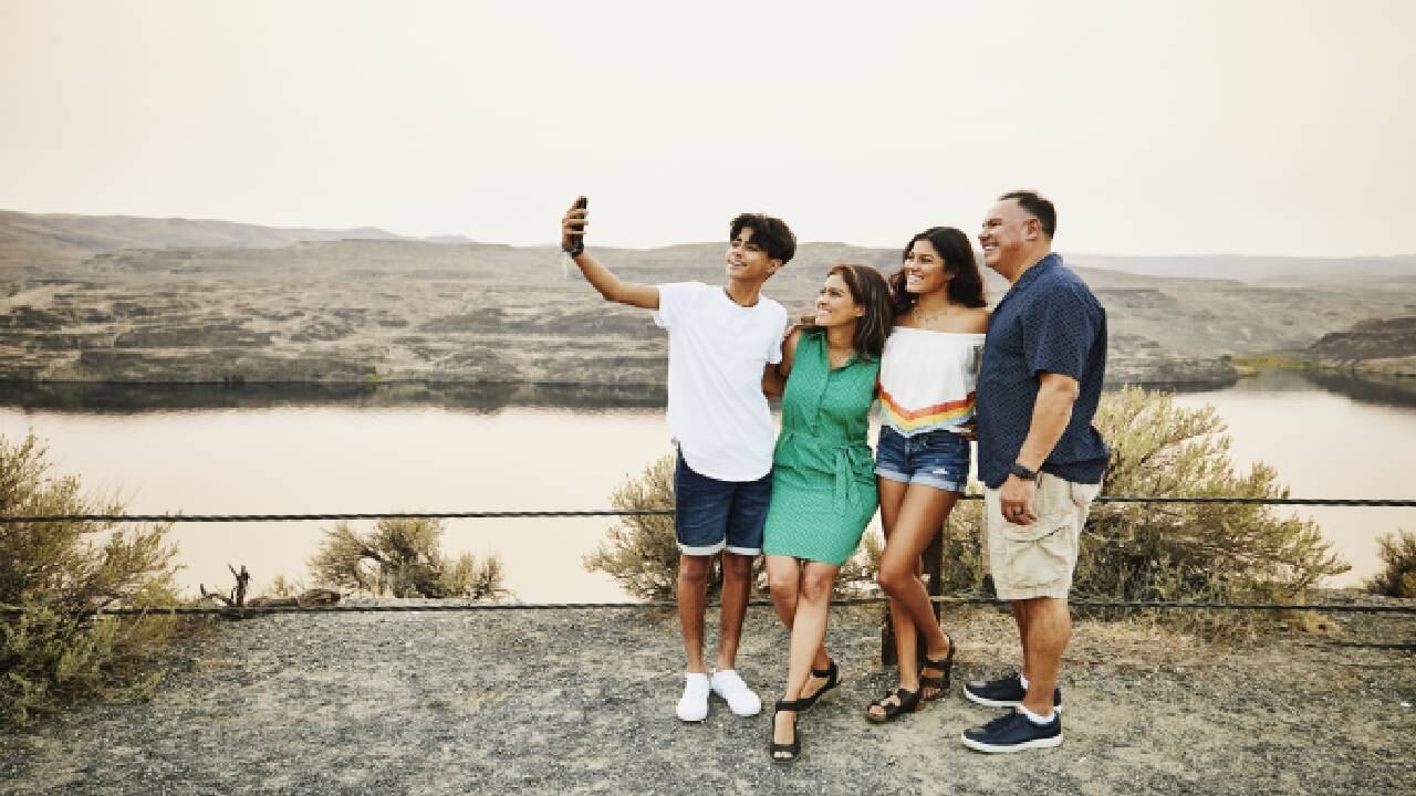Expertos recomiendan que es importante un entorno familiar alejado de adicciones, para evitar que los adolescentes caigan en ellas. Foto GettyImages.