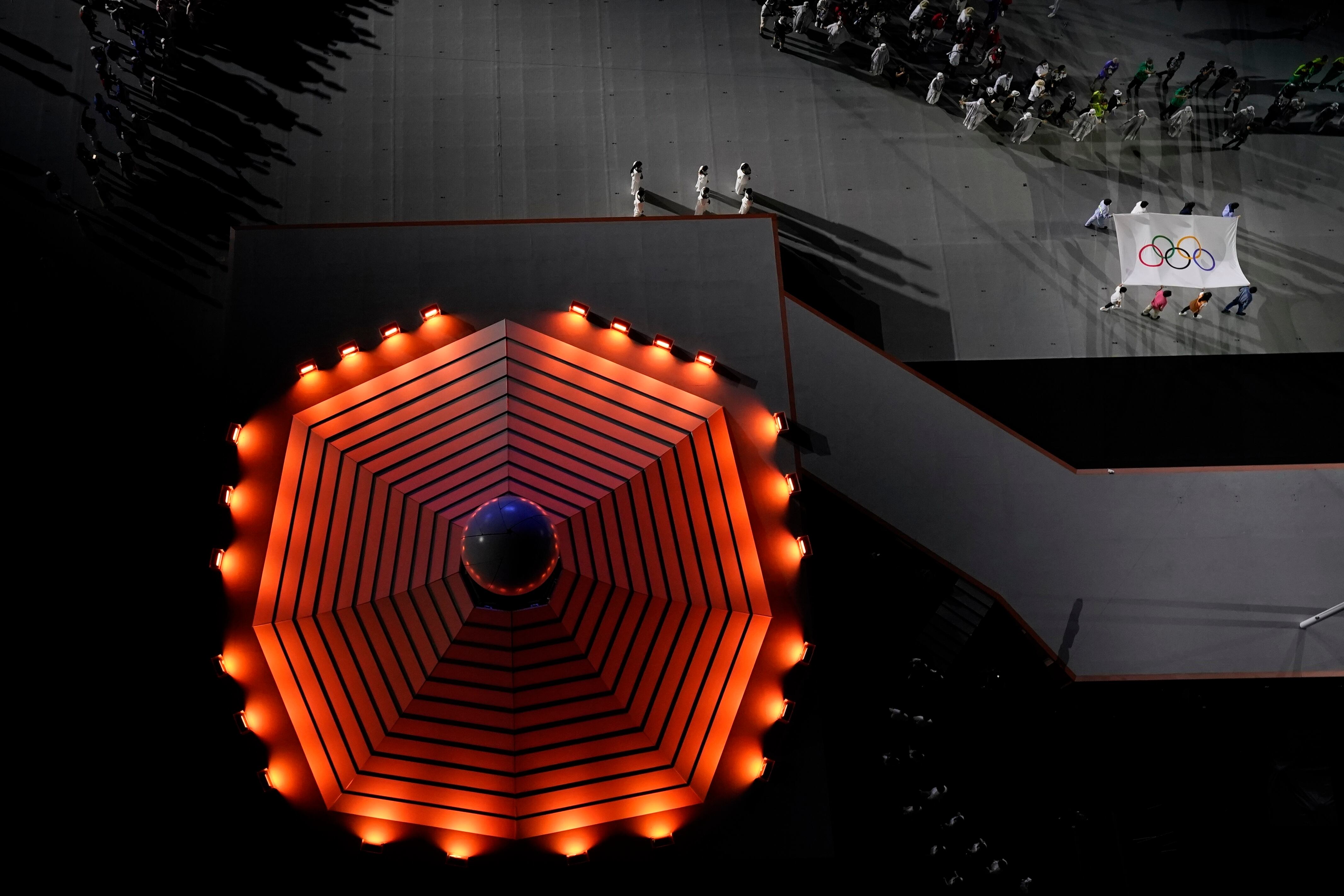 Personal médico ingresa con la Bandera Olímpica.