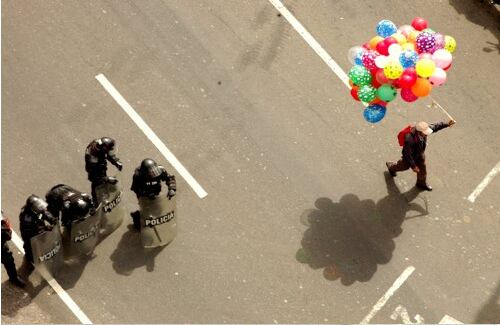 Fuera Bush/ Profesional

Al final de las protestas por la visita del presidente Bush a Bogotá en 2007, ví desde el piso 32 del edificio del Hotel Continental, donde se encuentra la Agencia Efe a un señor que venía desde el sur vendiendo globos. Lo esperé durante varios minutos hasta que pasara frente a mi lente pues sabía que esa imagen mostraría de manera simbólica que la mayoría de colombianos somos pacíficos y no queremos que se realice ninguna guerra o enfrentamiento a nuestro nombre. 
