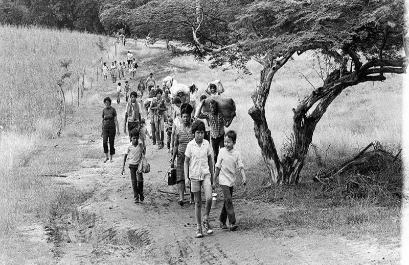 Después de la avalancha las personas empiezaron su éxodo, llevando consigo las pocas cosas que lograron rescatar.