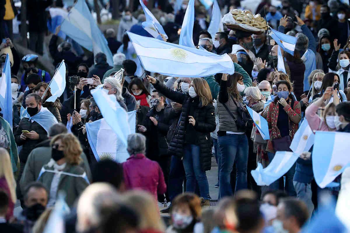 La gente protesta contra las políticas de cuarentena del gobierno para contener el coronavirus en Buenos Aires, Argentina, el lunes 17 de agosto. Los manifestantes dijeron que consideran las restricciones como una violación de su libertad personal. Foto: Natacha Pisarenko / AP
