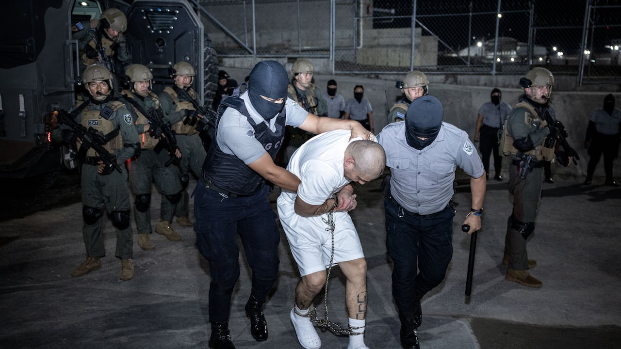 Esta fotografía, publicada el 16 de marzo de 2025 por la oficina de prensa de la Presidencia de El Salvador, muestra la llegada de presuntos miembros de la organización criminal venezolana Tren de Aragua al Centro de Reclusión del Terrorismo (CECOT) en la ciudad de Tecoluca, El Salvador.