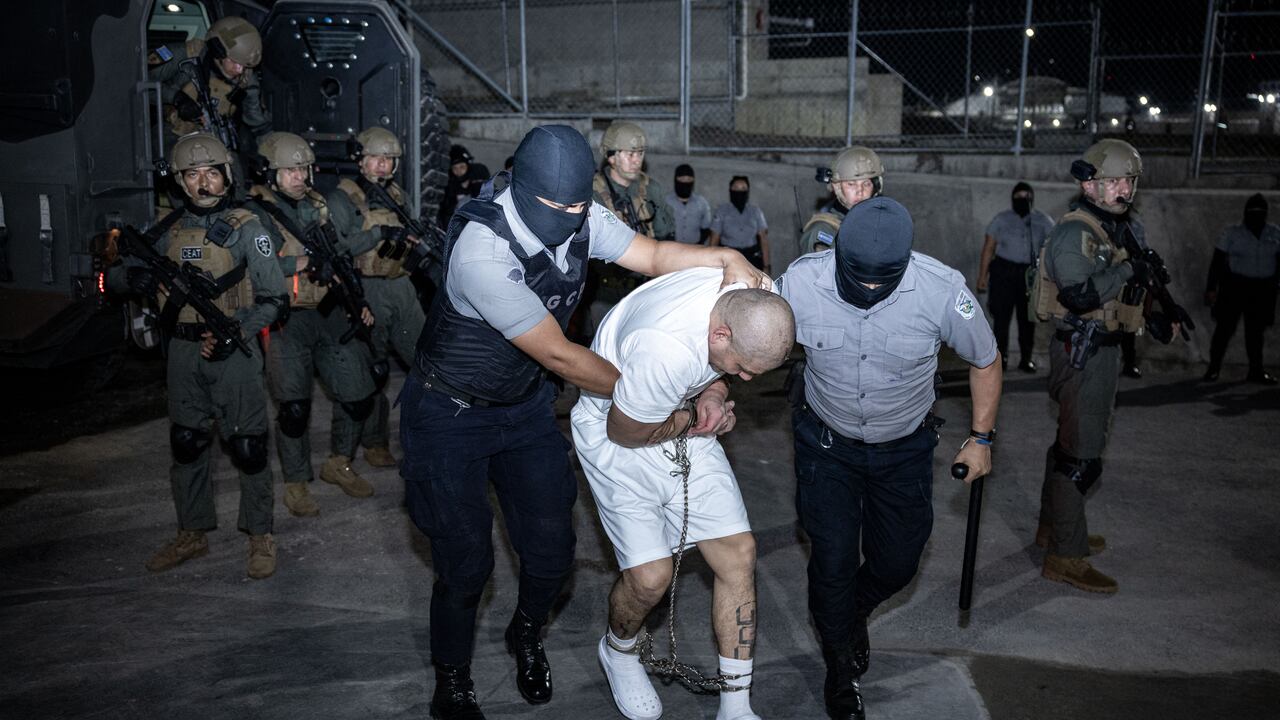 Llegada de presuntos miembros de la organización criminal venezolana Tren de Aragua al Cecot.