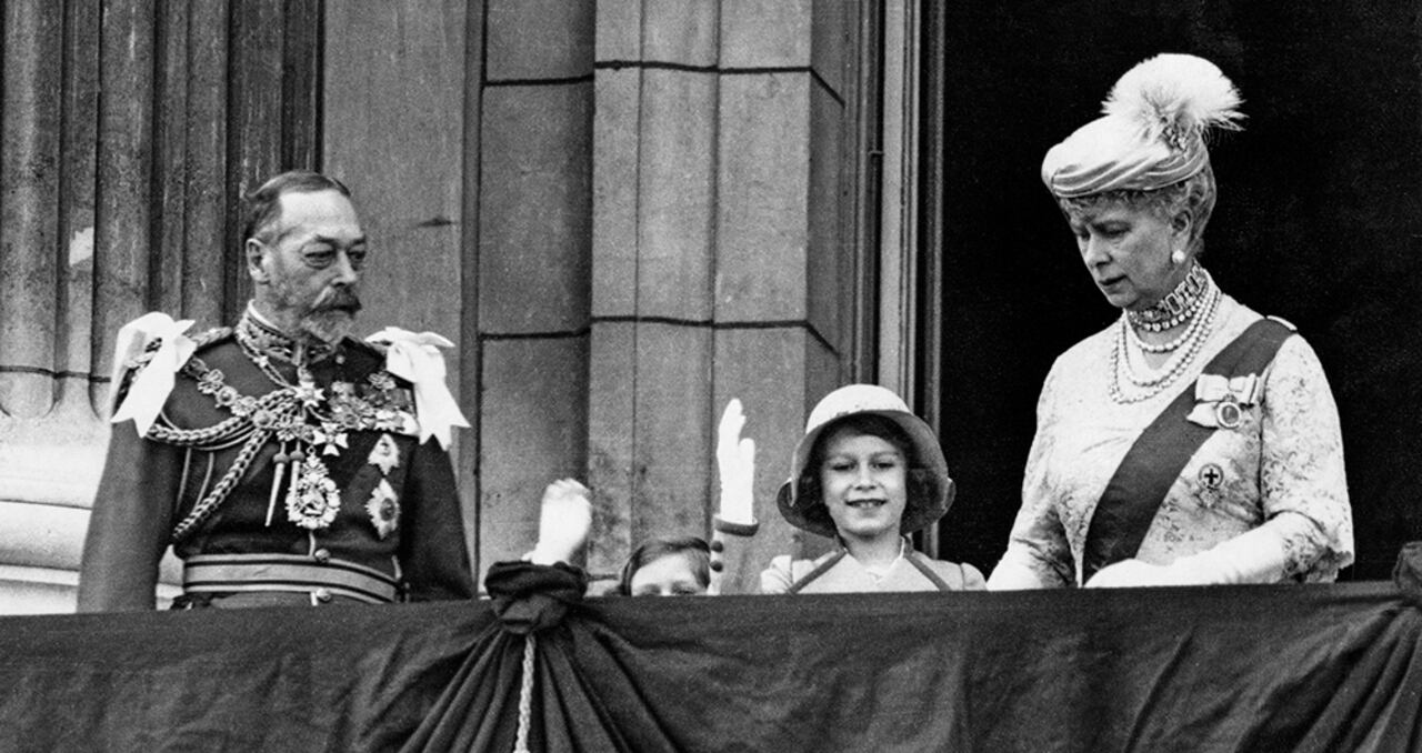 Londres, 6 de mayo de 1935. En los festejos del Jubileo de Plata de su abuelo Jorge V, quien le puso el apodo de Lilibet, y su abuela, la reina Mary.