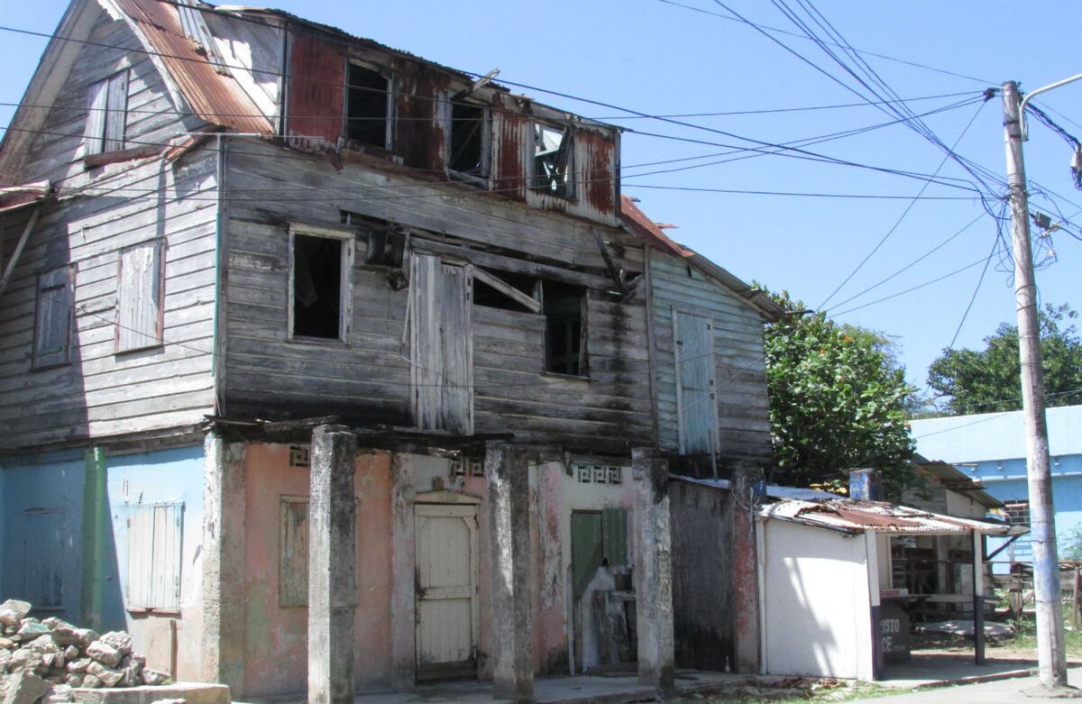 Las casas de muchos sanandresanos se están cayendo y clamando ayuda de parte de la administración local.