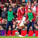 Bruno Fernandes, del Manchester United, abandona el campo tras recibir la tarjeta roja por una falta durante el partido de la Liga Premier inglesa entre el Manchester United y el Tottenham Hotspur en el estadio Old Trafford en Manchester, Inglaterra, el domingo 29 de septiembre de 2024. (Foto AP/Dave Thompson)