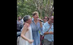 Captura de pantalla del video donde se observa a la primera dama, Verónica Alcocer, cantando.