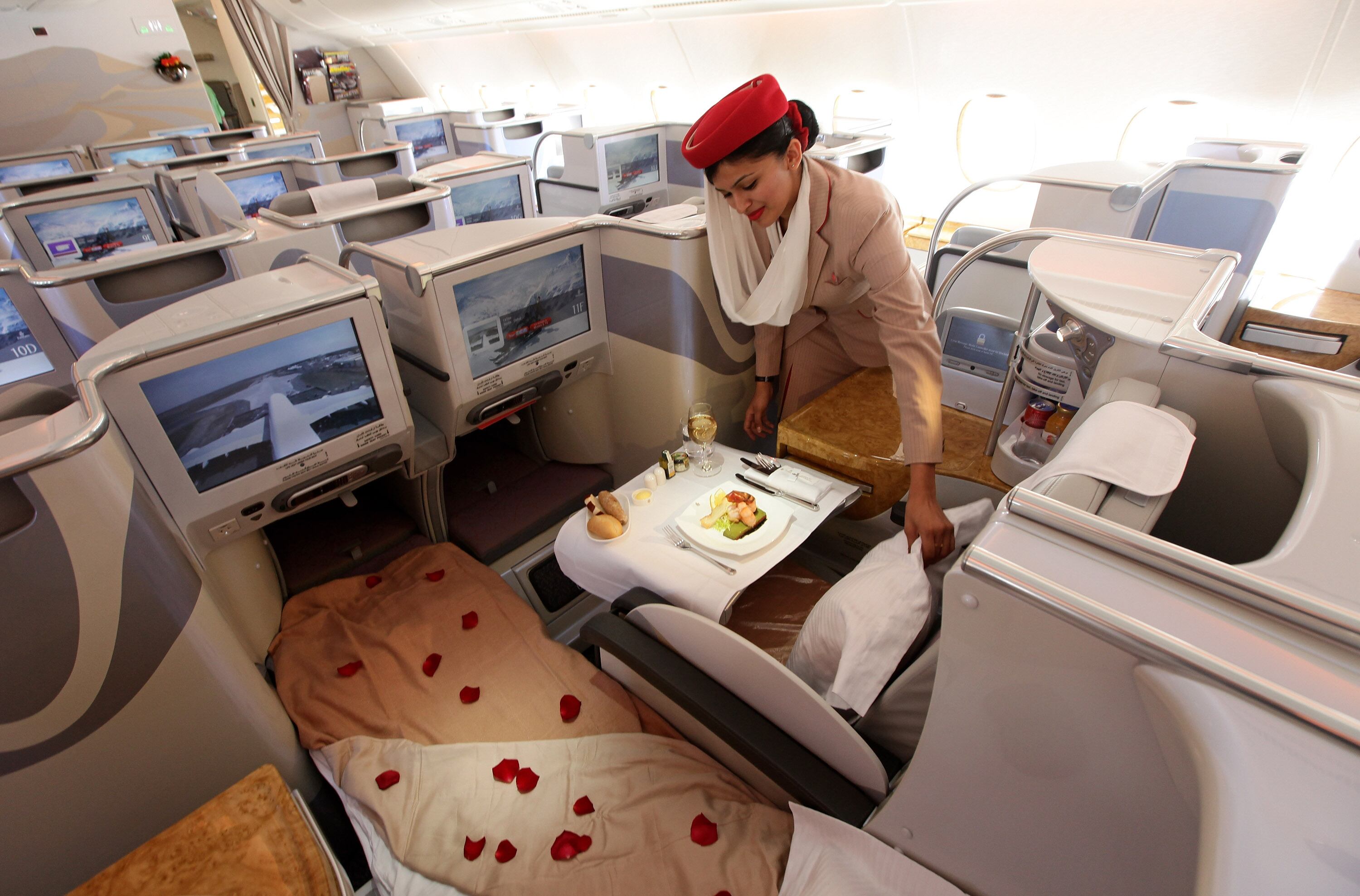 Una azafata ajusta una almohada en la sección de clase ejecutiva de un Airbus A380 de Emirates en el Salón Aeronáutico ILA de Berlín el 9 de junio de 2010 en Berlín, Alemania.