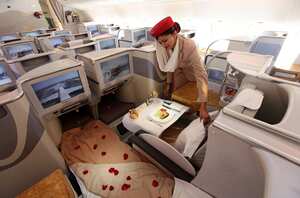 Una azafata ajusta una almohada en la sección de clase ejecutiva de un Airbus A380 de Emirates en el Salón Aeronáutico ILA de Berlín el 9 de junio de 2010 en Berlín, Alemania.