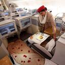 Una azafata ajusta una almohada en la sección de clase ejecutiva de un Airbus A380 de Emirates en el Salón Aeronáutico ILA de Berlín el 9 de junio de 2010 en Berlín, Alemania.
