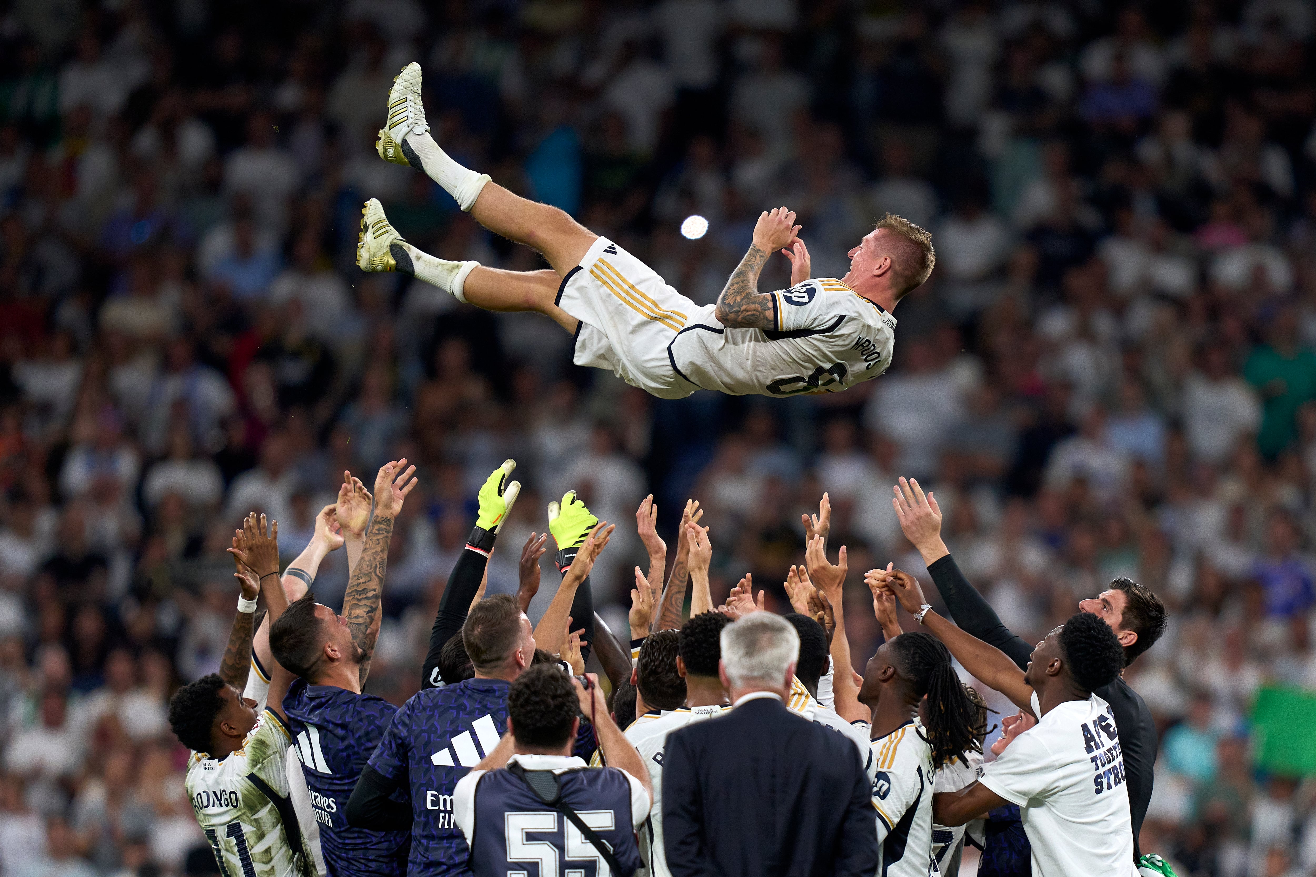 Sus compañeros le realizaron diferentes homenajes al terminar el encuentro.