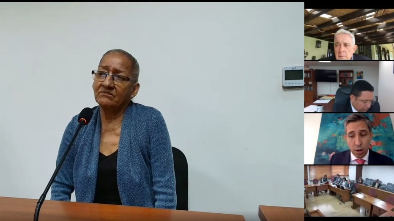 Con la declaración de María Vélez, hermana del exparamilitar alias de Víctor, se reanuda el juicio contra Uribe Vélez.