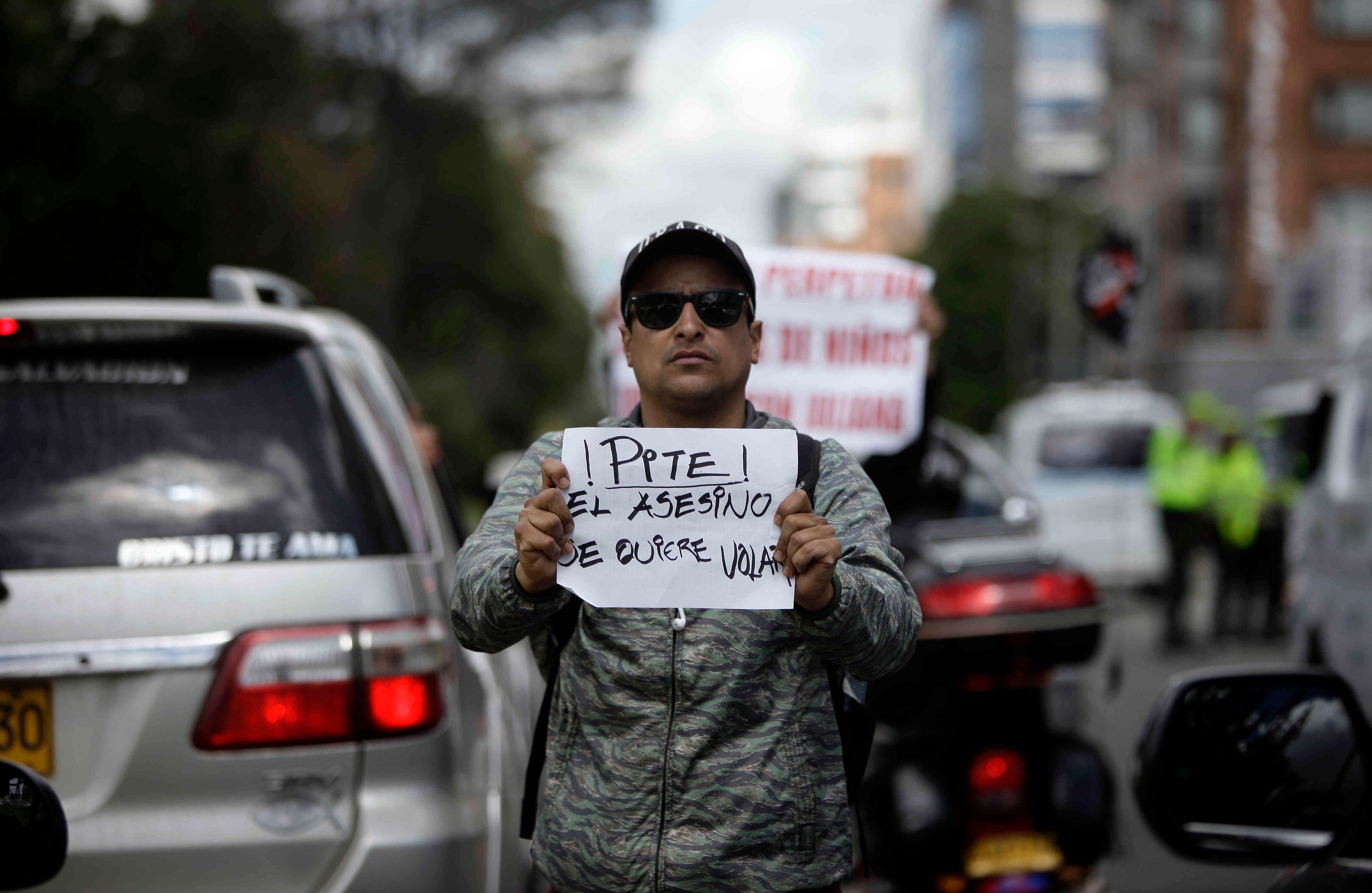 Durante casi todo el día decenas de carros que pasaban por la clínica pitaban en señal de protesta. Foto: Álvaro Tavera. / SEMANA