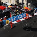 El auto de Checo Pérez es retirado con grúa del circuioto de Mónaco