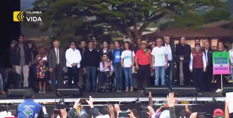 A las dos de la tarde, el presidente hace presencia en la plaza de Bolívar y le habla a los manifestantes.