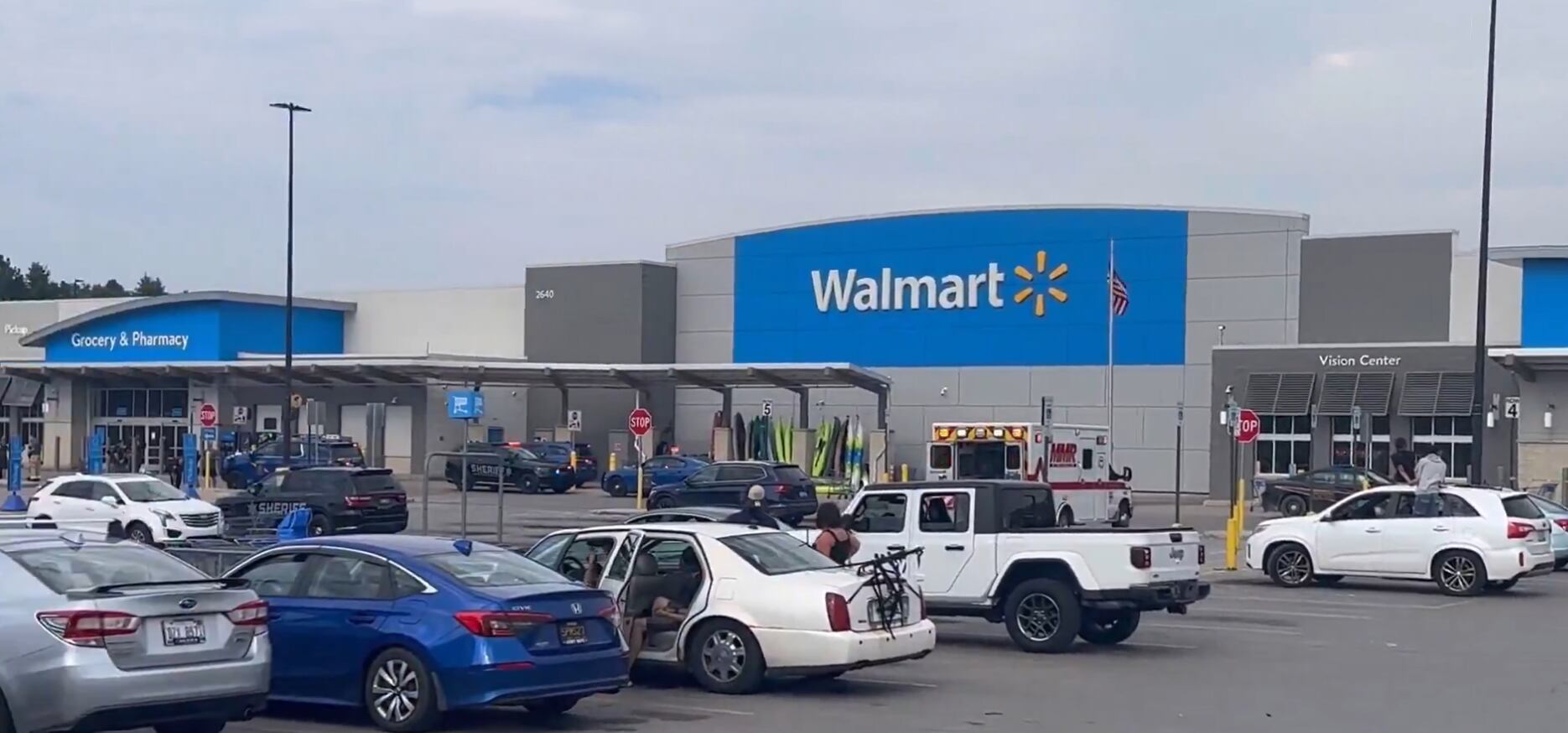 La Policía detuvo a un sospechoso tras un violento incidente con arma blanca en un Walmart de Michigan.