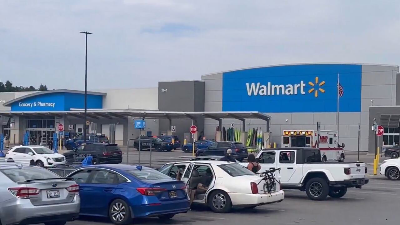 Un brutal ataque con arma blanca dejó múltiples heridos en Michigan; el agresor ya está bajo custodia.