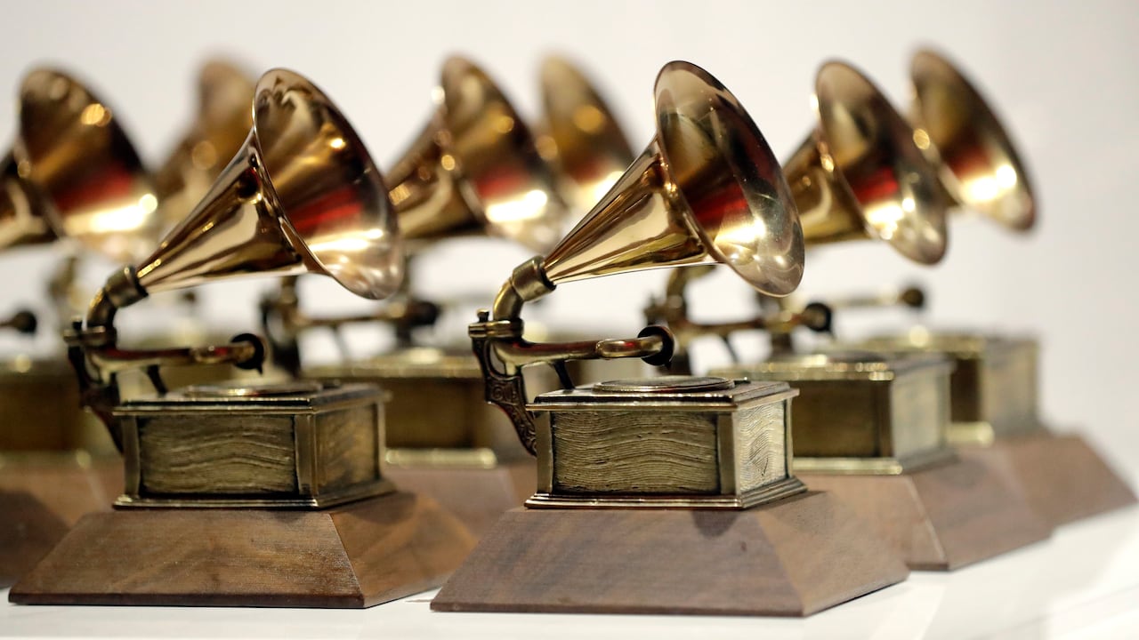 Premios Grammy se exhiben en la Experiencia del Museo del Grammy en el Prudential Center en Newark, Nueva Jersey, el 10 de octubre de 2017. La Academia de la Grabación ha anunciado cambios a sus reglas de elegibilidad para música creada con Inteligencia Artificial. (Foto AP/Julio Cortez, archivo)