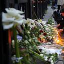 Una mujer enciende velas cerca de la escuela Vladislav Ribnikar en Belgrado, Serbia, el miércoles 3 de mayo de 2023.(AP Photo/Armin Durgut)