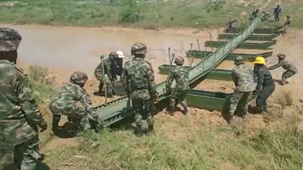 Gustavo Petro compartió imágenes de la construcción del puente en la Guajira. Foto: Captura Twitter @petrogustavo