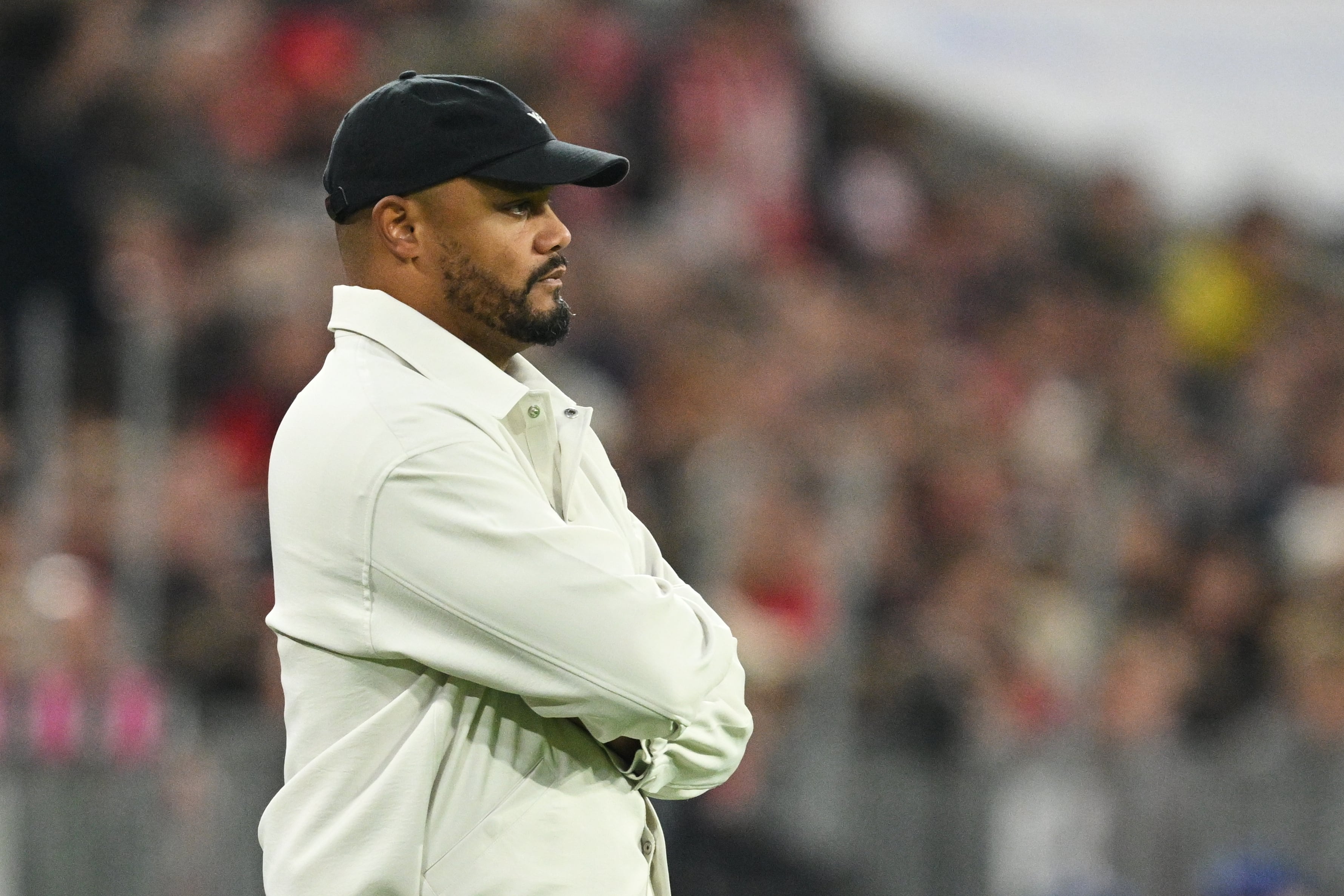 Bayern's head coach Vincent Kompany follows the game during the Bundesliga soccer match between Bayern Munich and Borussia Dortmund in Munich, Germany, Saturday, Oct. 18, 2025. (AP Photo/Lennart Preiss)