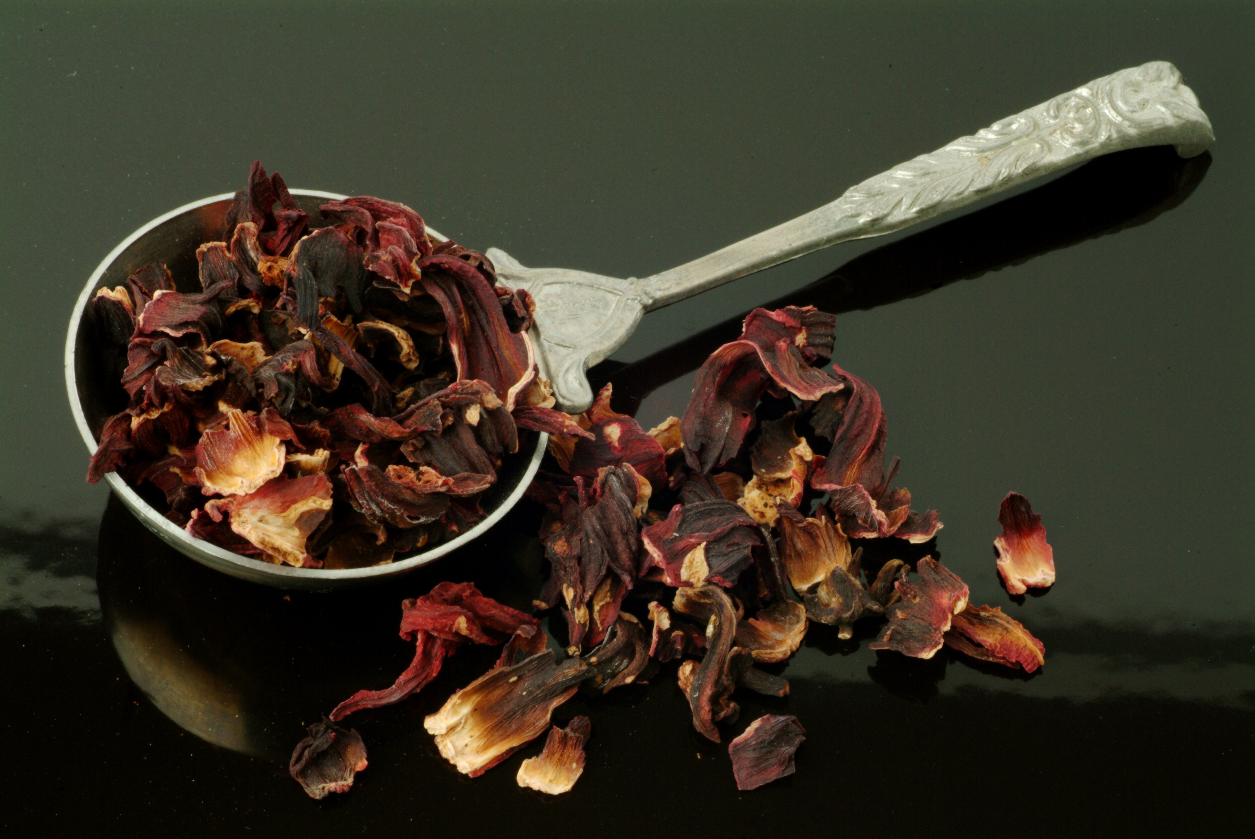 La flor de jamaica tiene muchos beneficios para la salud