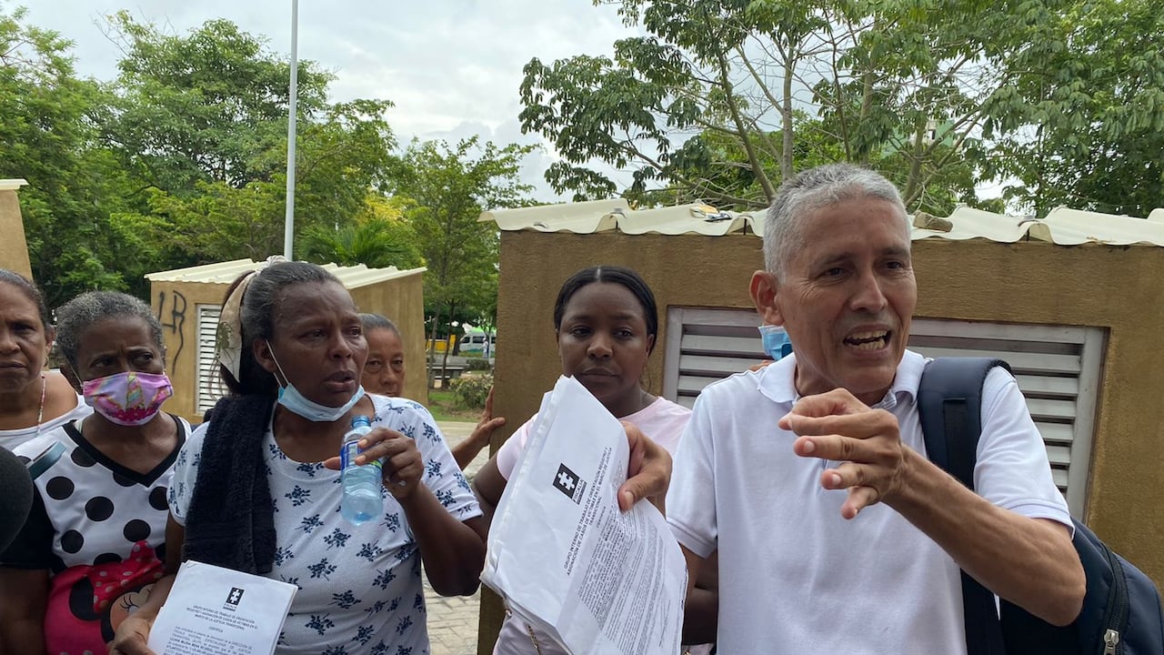 Un grupo de víctimas se quedó afuera del coliseo esperando escuchar el perdón de los exparamilitares.
