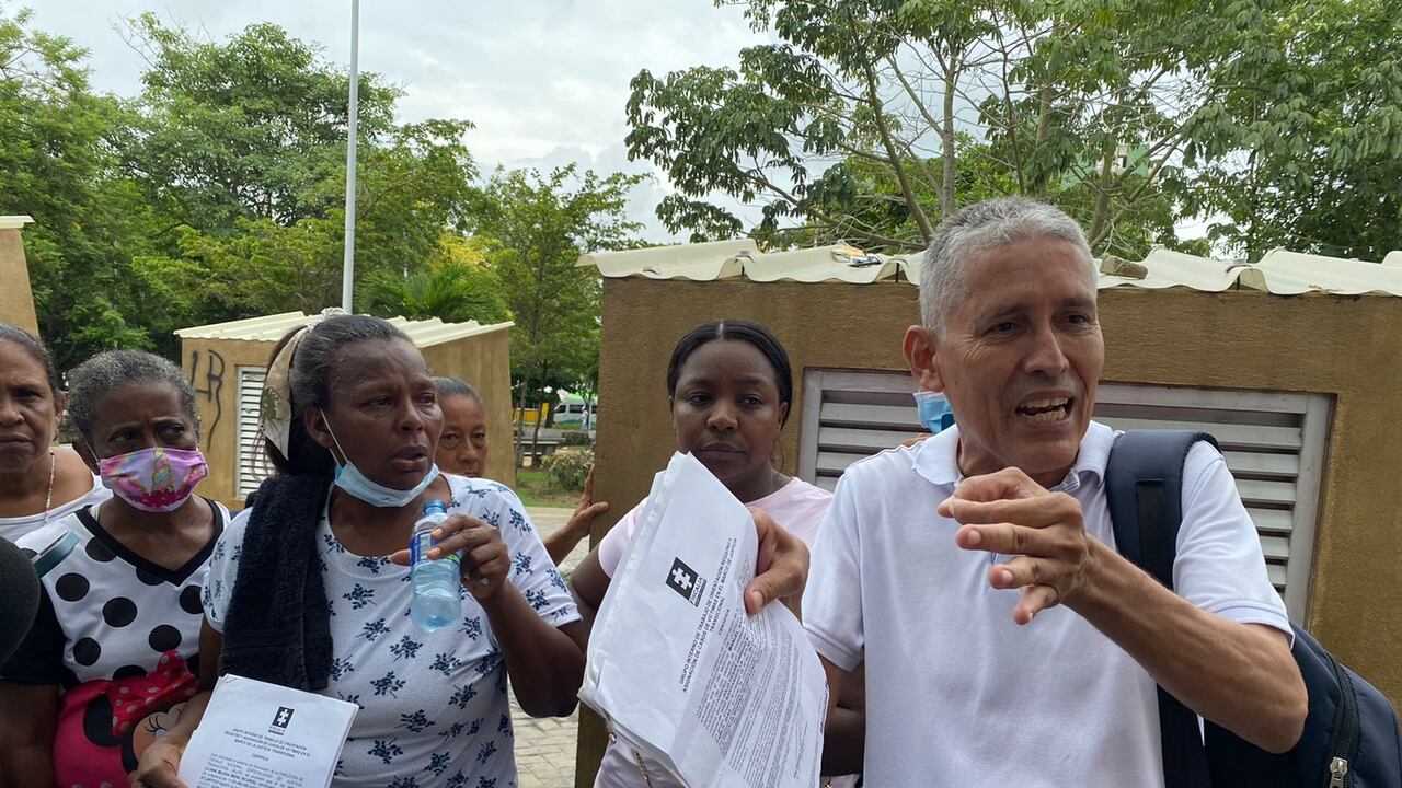 Un grupo de víctimas se quedó afuera del coliseo esperando escuchar el perdón de los exparamilitares.