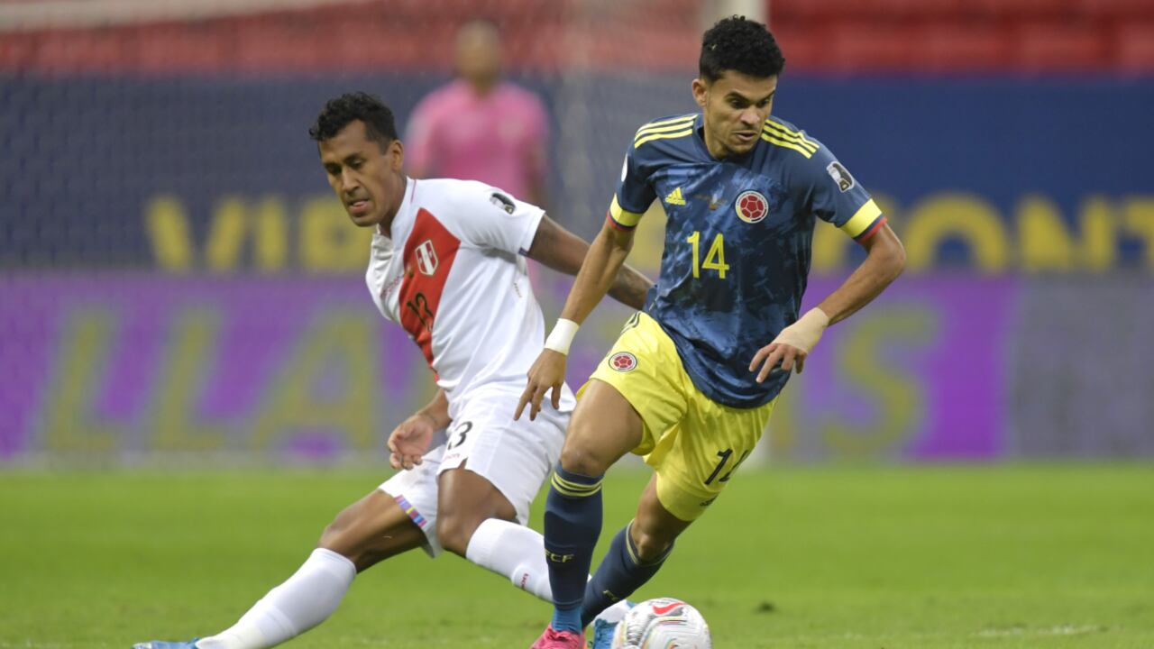 BRASILIA, BRAZIL - JULY 09: Luis Diaz of Colombia fights for the ball with Renato Tapia of Peru during a Third Place play off match between Peru and Colombia as part of Copa America Brazil 2021 at Mane Garrincha Stadium on July 09, 2021 in Brasilia, Brazil. (Photo by Getty Images/Pedro Vilela)