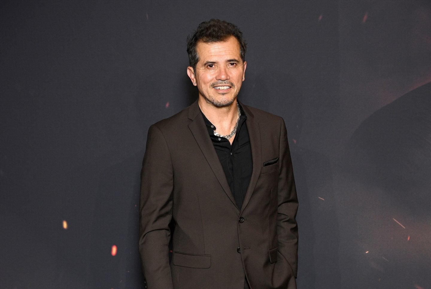 Actor, comediante, productor y dramaturgo, Leguizamo ha participado en más de cien películas y ha llevado su talento desde Hollywood hasta Broadway. Escribió el libro infantil Kiki y la Lata (Kiki and the Can).